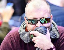 Cum să-ți dai seama dacă cineva blufează la poker: limbajul corpului
